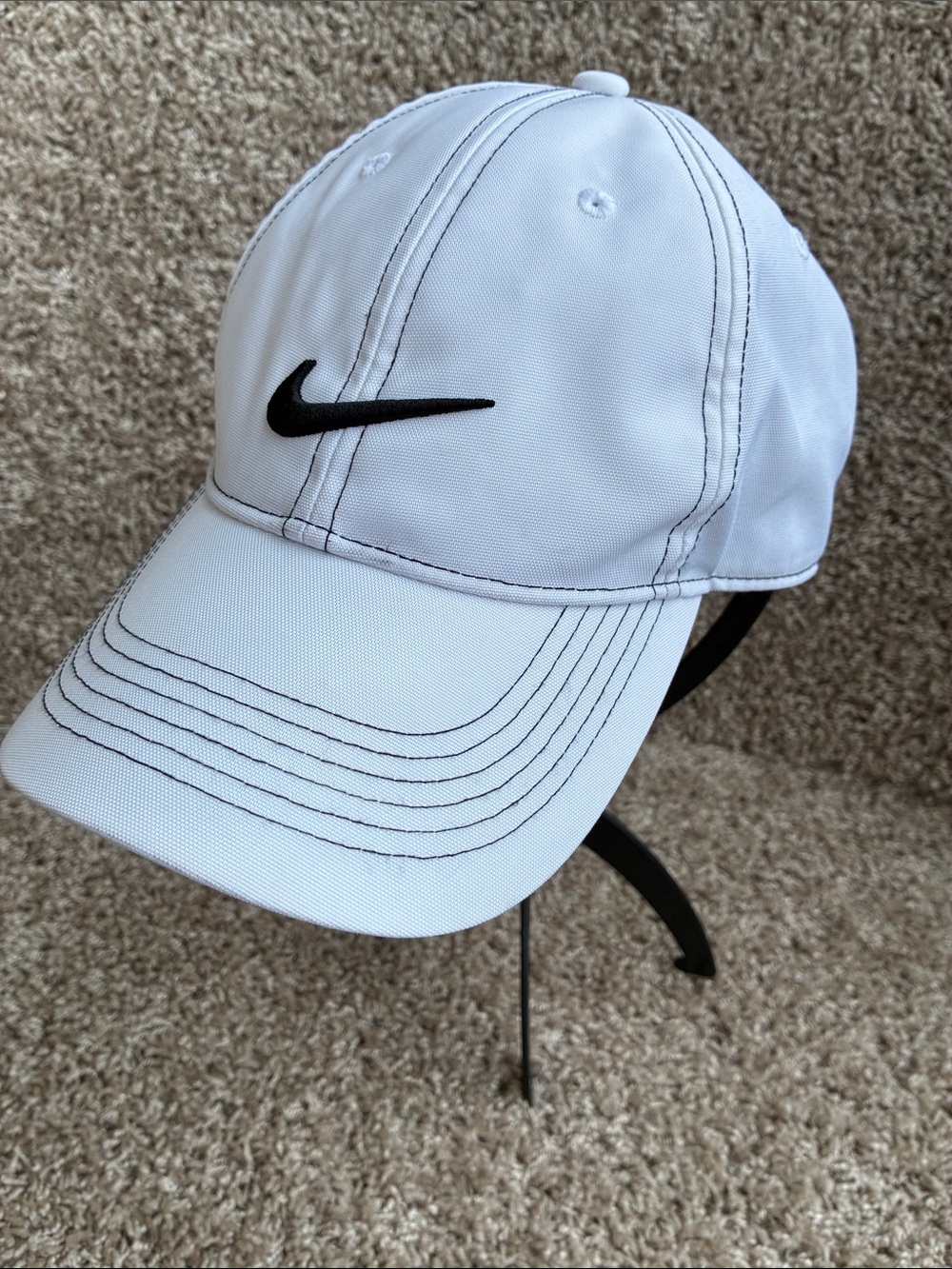 Nike Heritage Swoosh White Dri-Fit Strapback Cap